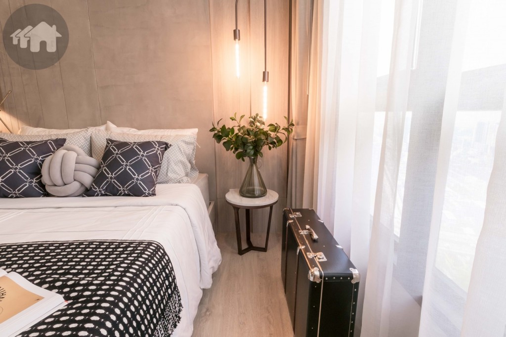 ข้างเตียงห่างจากผนังประมาณ 95 เซนติเมตร วางโต๊ะวางโคมไฟได้ เดินเข้า-ออกสะดวก