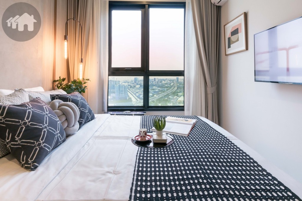 เปิดรับวิวด้วยหน้าต่างกระจกบานเลื่อนแบบสลับ และกระจกบานฟิกซ์ กรอบอะลูมิเนียม Powder coated