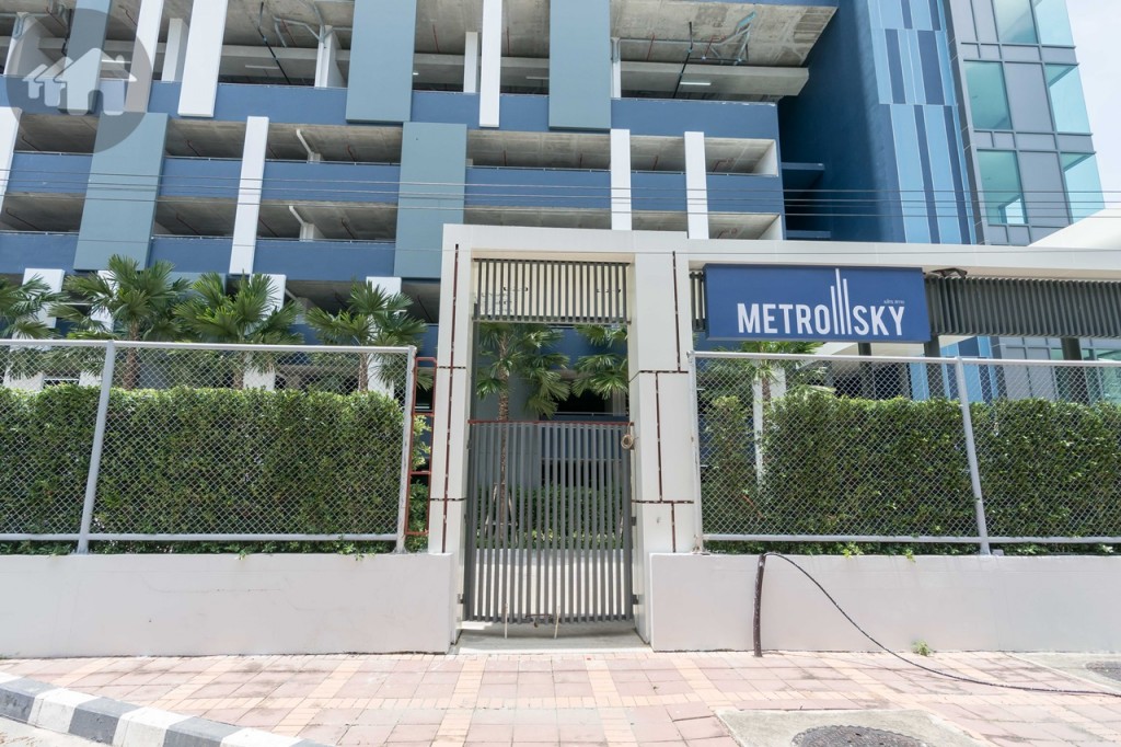 ด้านข้างจะมีประตูเข้าโครงการ เข้า-ออก โดยระบบ Keycard Access เฉพาะผู้อยู่อาศัยเท่านั้น ซึ่งอาคารที่ใกล้ประตูนี้ที่สุดคืออาคาร B ใกล้สถานีรถไฟฟ้าสายสีแดงอ่อน เพียง 50 เมตร