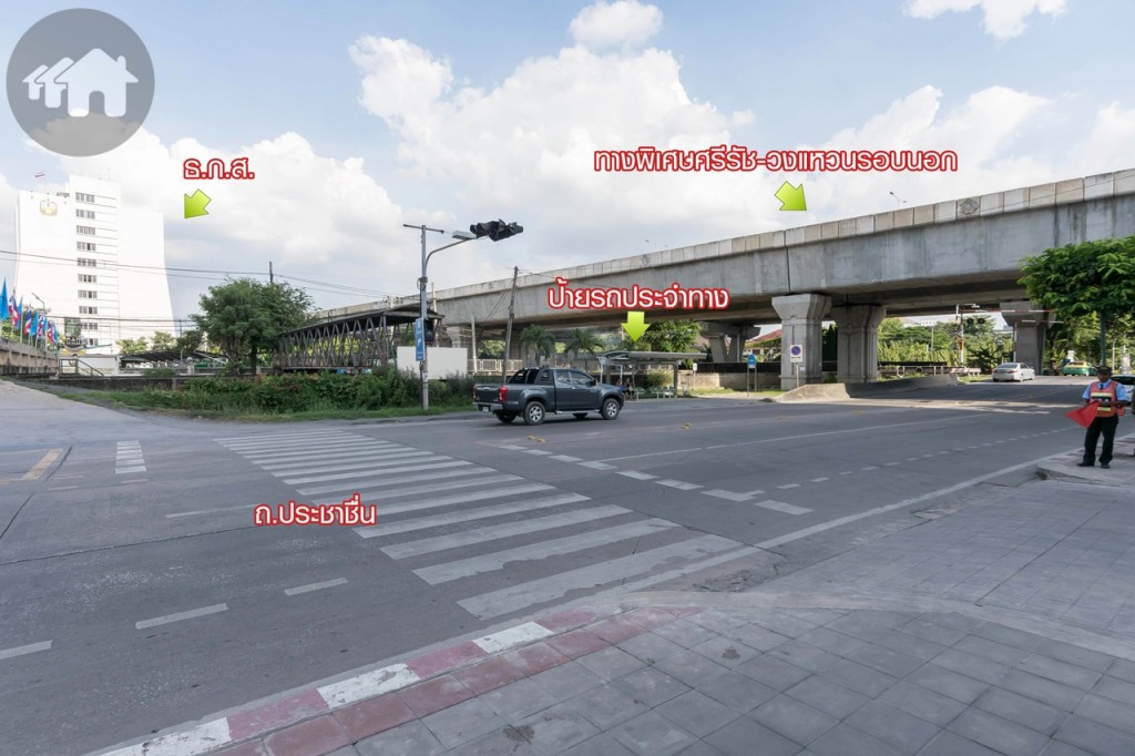 ฝั่งตรงข้ามเป็นธนาคารเพื่อการเกษตรและสหกรณ์ มีป้ายรถประจำทาง และทางม้าลาย พร้อมไฟจราจร