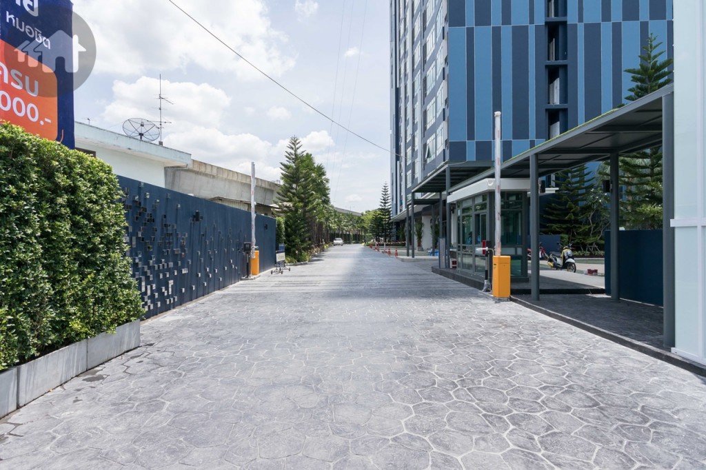 ทางเข้าหน้าโครงการเป็นไม้กระดก พร้อมป้อมยาม และพนักงานรักษาความปลอดภัยตลอด 24 ชั่วโมง ถนนภายในโครงการกว้างประมาณ 6 เมตร