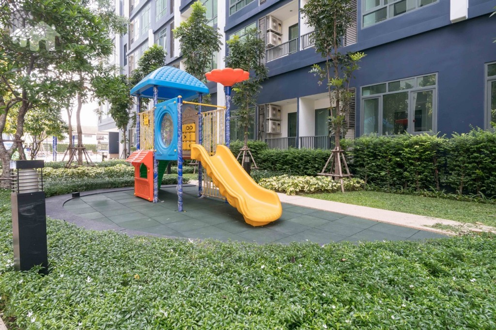 มีสนามเด็กเล่น ภายในสวนสวย ระหว่างอาคาร B และ C