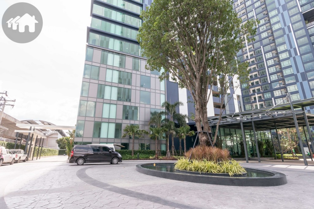 จุดรับ-ส่ง ขนาดใหญ่บริเวณหน้าอาคาร B