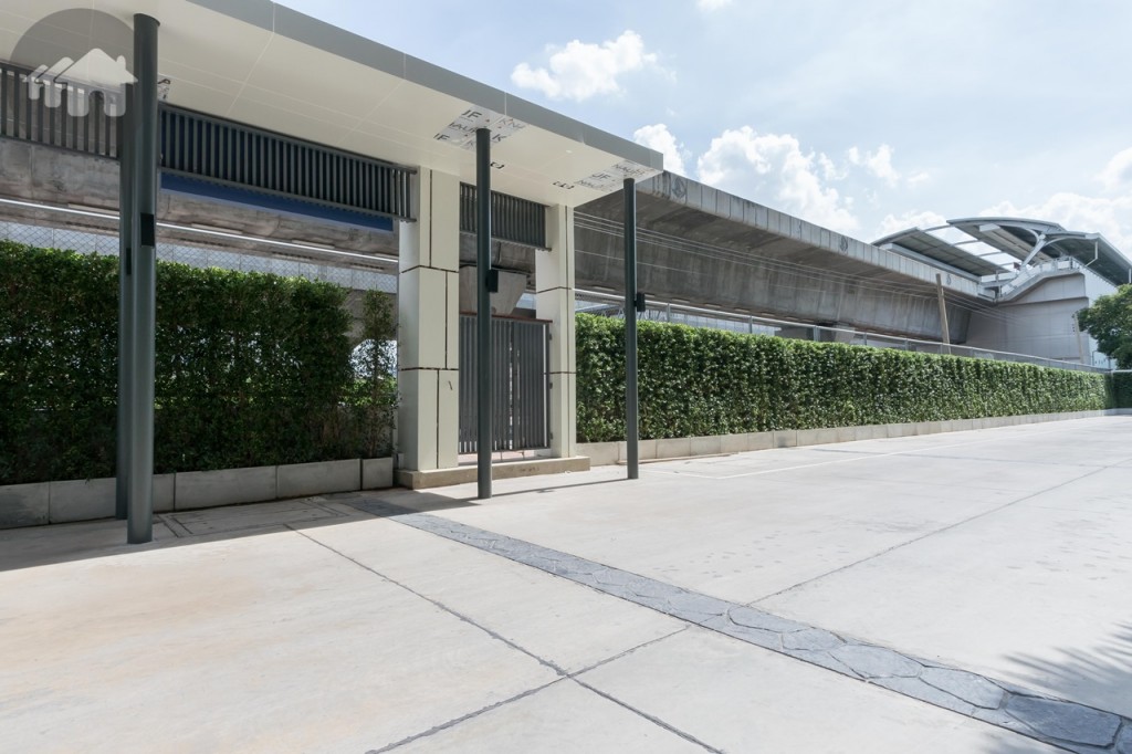 ใกล้กันจะเป็นทางเข้า-ออก ด้านข้าง เชื่อมต่อกับรถไฟฟ้าสายสีแดงอ่อน สถานีบางซ่อน ห่างเพียง 50 เมตร และสายสีม่วง สถานีบางซ่อน เพียง 300 เมตร