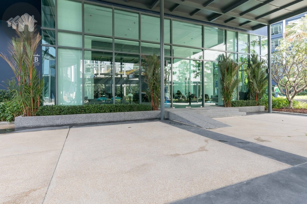 ด้านหน้าอาคาร B ซึ่งเป็นอาคารส่วนกลางหลัก