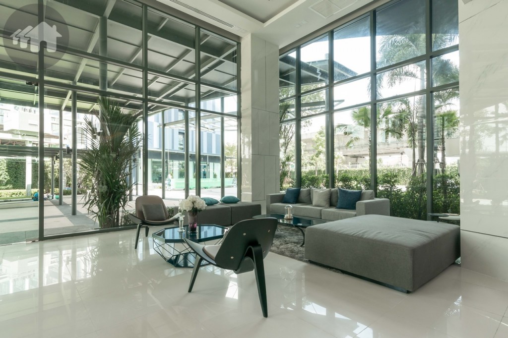 ล็อบบี้เพดานสูง ติดกระจกโดยรอบเพิ่มความโปร่งโล่ง