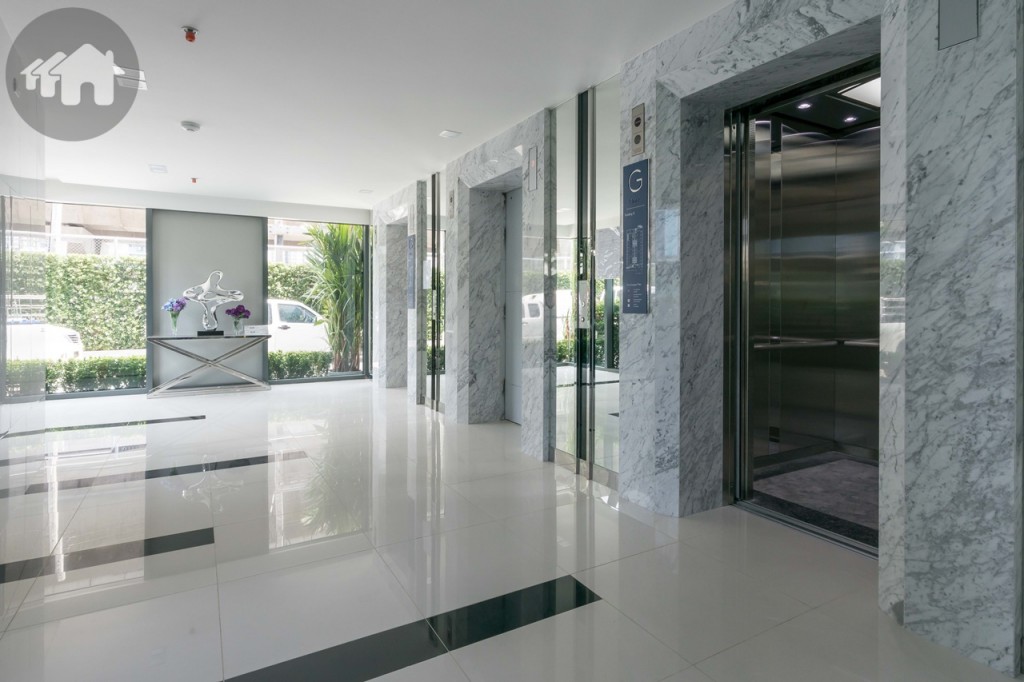 โถงลิฟท์ขนาดใหญ่ มีลิฟท์โดยสารถึง 3 ตัว เข้า-ออก โถงลิฟท์ด้วยระบบ Keycard Access และระบบลิฟท์ล็อคชั้น