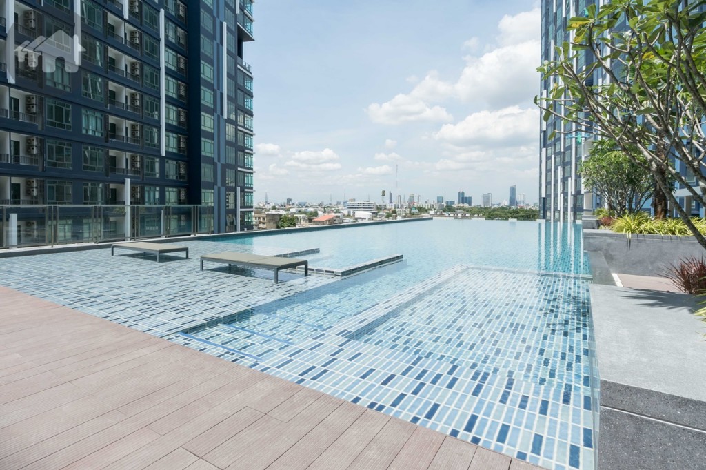 บริเวณชั้นที่ 7 ของอาคาร B จะเป็นชั้นสิ่งอำนวยความสะดวก ด้านหน้าเป็นสระว่ายน้ำขนาดใหญ่ ขนาด 14x33 เมตร ลึกประมาณ 1.20 เมตร พร้อมสระเด็ก