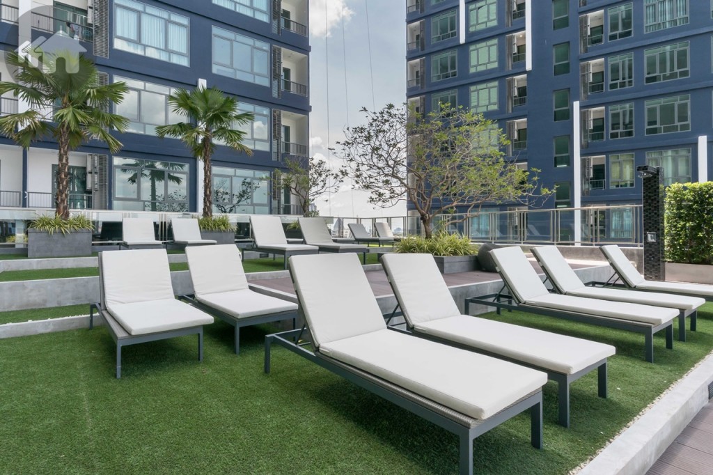 ด้านข้างเป็นที่นั่งพักผ่อนริมสระ