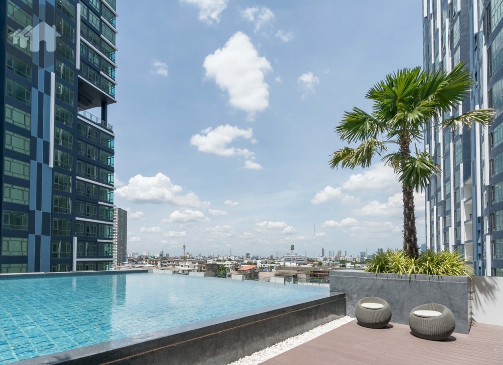 พร้อมมุมที่นั่งพักผ่อนข้างสระ จะว่ายน้ำหรือนั่งพักผ่อนก็ได้รับวิวเมืองแบบสุดสายตา