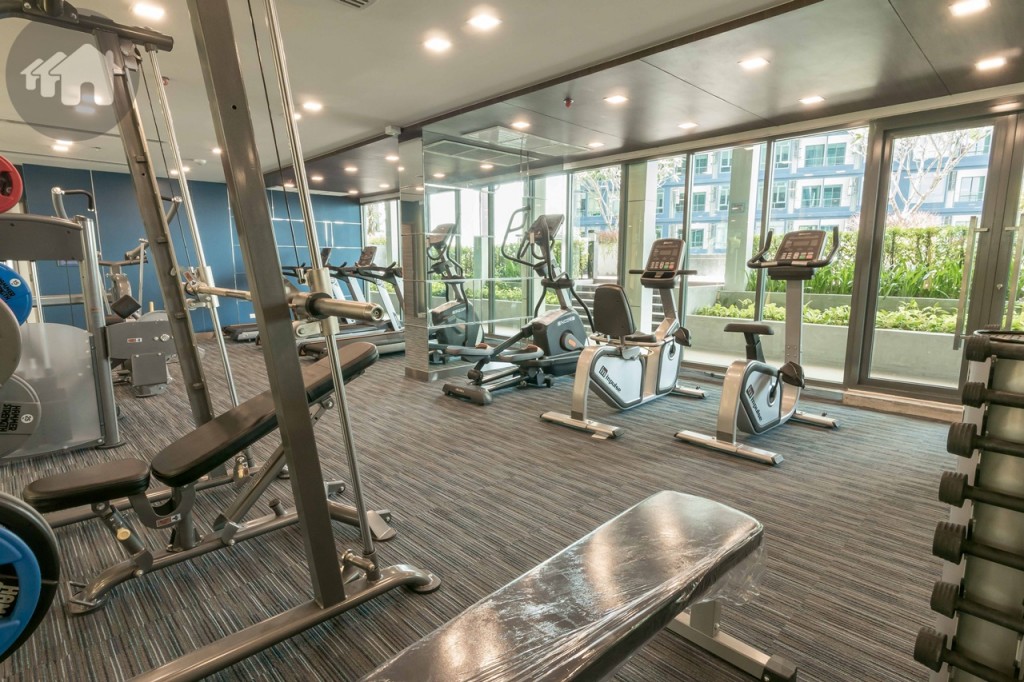 บนชั้นนี้ยังมีห้องฟิตเนส พร้อมอุปกรณ์ครอบครัน