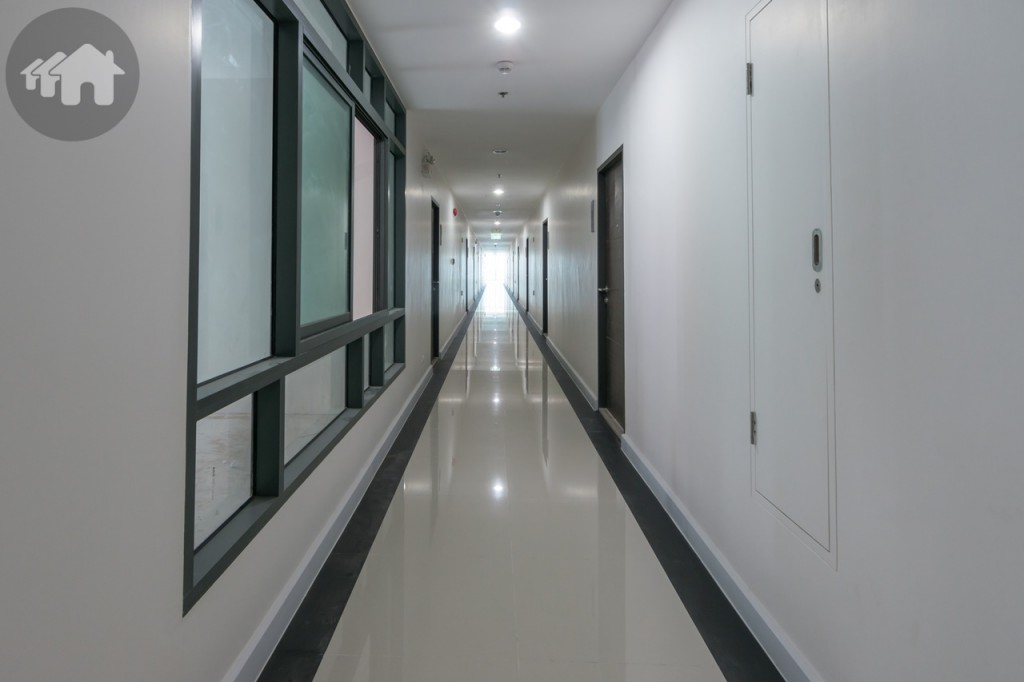 ทางเดินหน้าห้องกว้างประมาณ 1.60 เมตร