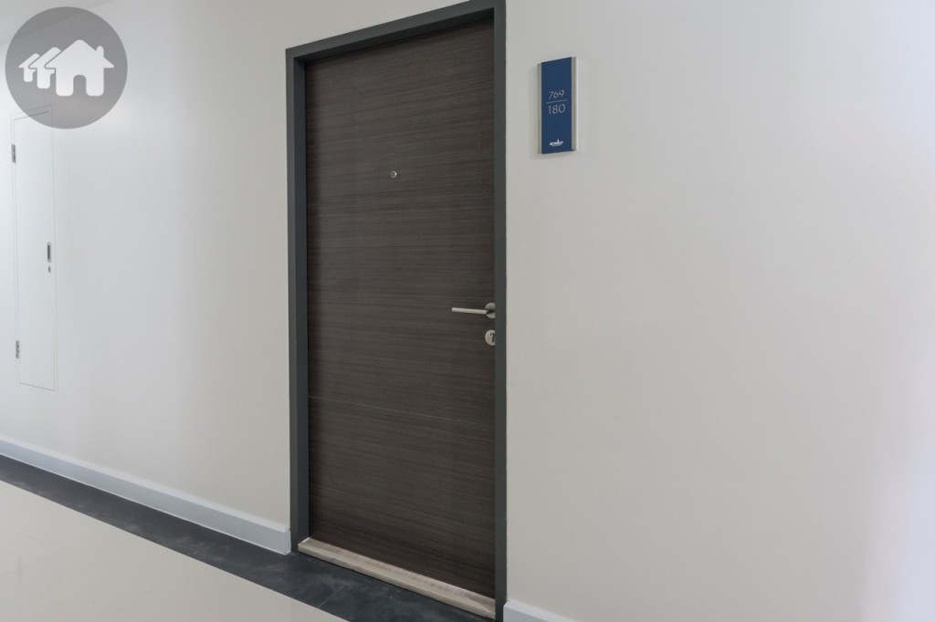 ประตูหน้าห้อง ลูกบิดประตูเป็นแบบก้านโยก