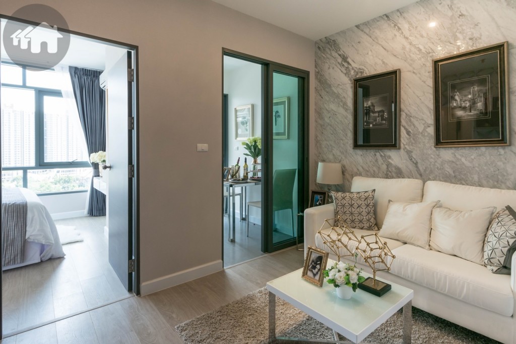 เข้ามาภายในห้องเป็นพื้นที่ห้องนั่งเล่น พื้นปูลามิเนต หนา 8 มิลลิเมตร เก็บเสียง เดินนุ่มสบายเท้า โปร่ง โล่ง ด้วยเพดานสูง 2.6 เมตร