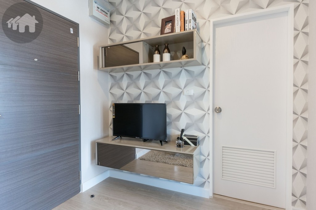 ตรงข้ามเป็นชั้นวางโทรทัศน์ ห่างจากโซฟาประมาณ 2.30 เมตร