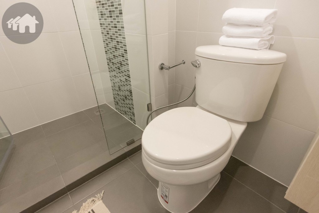 โถสุขภัณฑ์ของ Cotto พร้อมสายฉีดชำระ และที่ใส่กระดาษชำระ