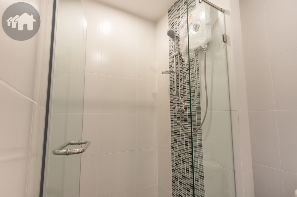 ติดกันเป็นพื้นที่อาบน้ำ กว้างประมาณ 90 เซนติเมตร ยาวประมาณ 1.10 เมตร กั้นเป็นสัดส่วนด้วยประตูกระจกเทมเปอร์ ขอบประตูยกสูงประมาณ 5 เซนติเมตร พร้อมฝักบัวของ Cotto และเครื่องทำน้ำอุ่นของ MEX