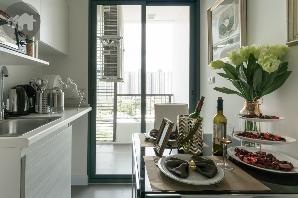 ห้องครัวเชื่อมต่อกับห้องนั่งเล่นด้วยประตูกระจกบานเลื่อนแบบสลับ พื้นปูกระเบื้องแกรนิตโต้ ขนาด 30x60 เซนติเมตร