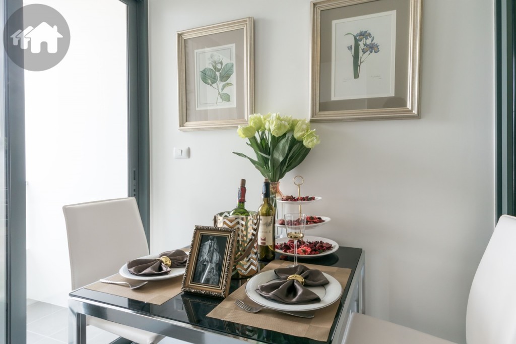 มุมโต๊ะรับประทานอาหาร วางเก้าอี้ได้ 2 ตัว