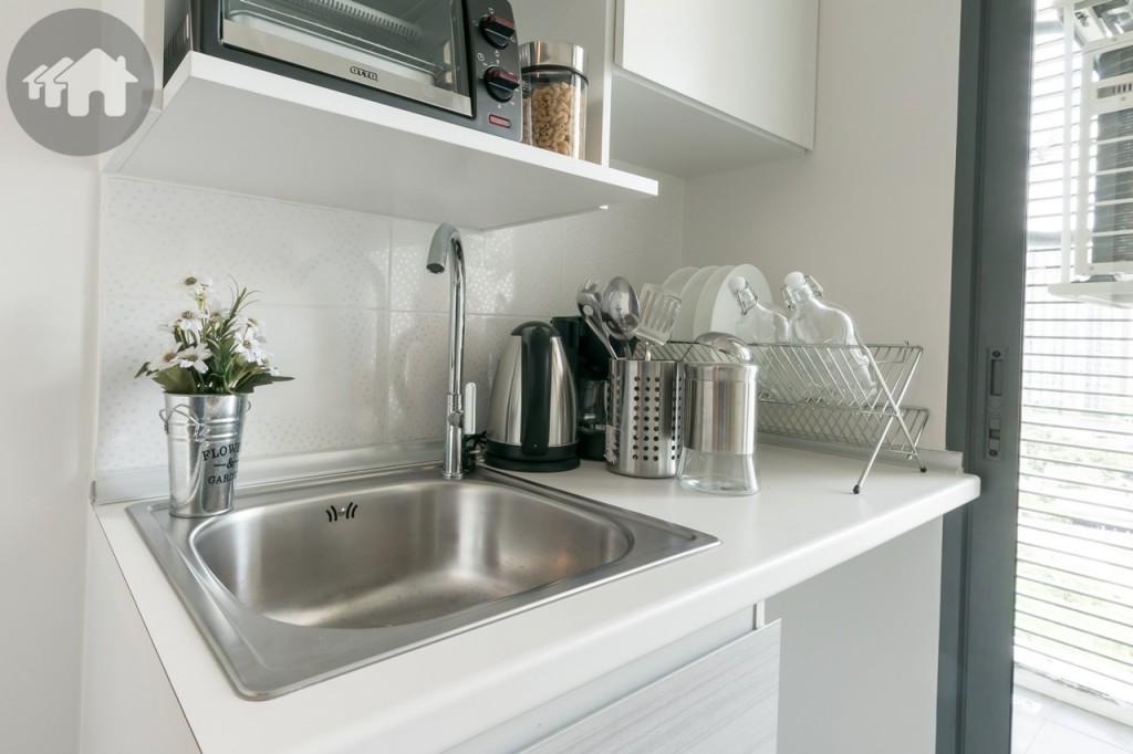 เคาน์เตอร์ครัว กว้างประมาณ 60 เซนติเมตร ยาวประมาณ 1.20 เมตร สูงประมาณ 90 เซนติเมตร พร้อมอ่างล้างจานของ Franke