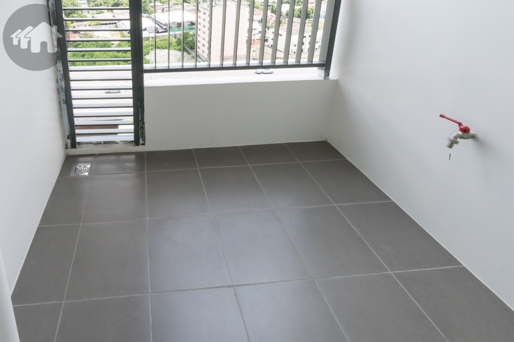 เชื่อมต่อกับระเบียงด้วยประตูบานเลื่อนแบบสลับ ขอบประตูยกพื้นสูงประมาณ 6 เซนติเมตร ระเบียงกว้างประมาณ 1.40 เมตร ยาวประมาณ 1.70 เมตร รั้วสูงประมาณ 1 เมตร พื้นปูกระเบื้องเซรามิก ขนาด 30x30 เซนติเมตร ด้านบนติดตั้งคอมเพรสเซอร์เครื่องปรับอากาศ สูงประมาณ 1.30 เมตร