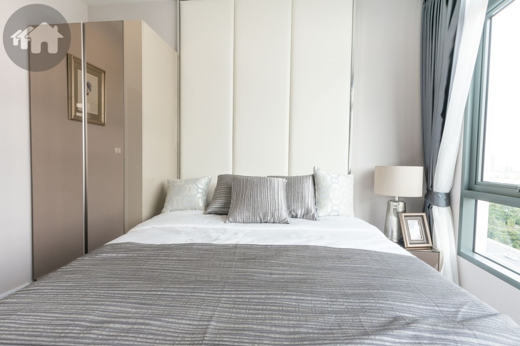 ข้างเตียงเป็นพื้นที่วางตู้เสื้อผ้า ระยะห่างจากผนังถึงเตียงประมาณ 1.15 เมตร อีกด้านวางโต๊ะวางโคมไฟ ระยะห่างประมาณ 60 เซนติเมตร