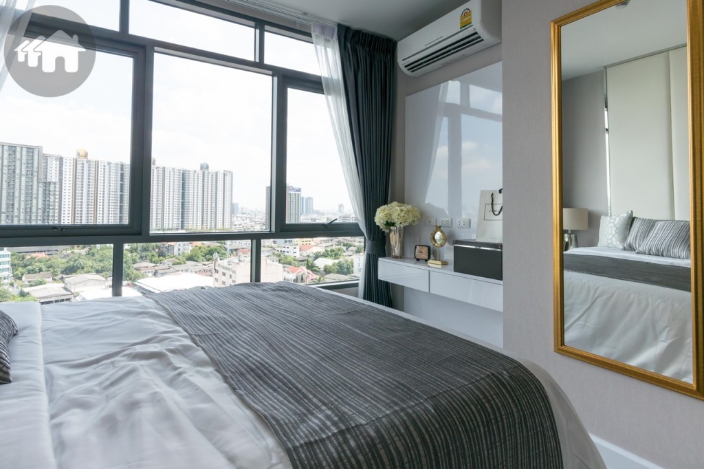 รับวิวเมืองแบบเต็มตา ผ่านหน้าต่างกระจกบานกระทุ้ง และกระจกบานฟิกซ์ ปลายเตียงตกแต่งเป็นชั้นวางโทรทัศน์ ห่างจากปลายเตียงประมาณ 75 เซนติเมตร