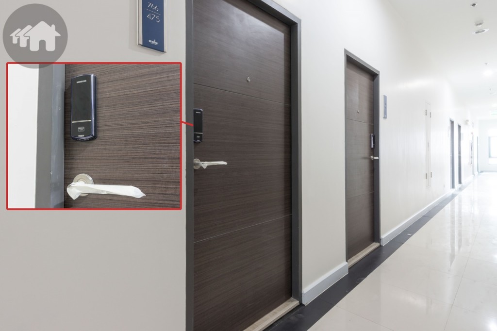 ประตูหน้าห้อง ลูกบิดประตูเป็นแบบก้านโยก มาพร้อมระบบ Digital Door lock