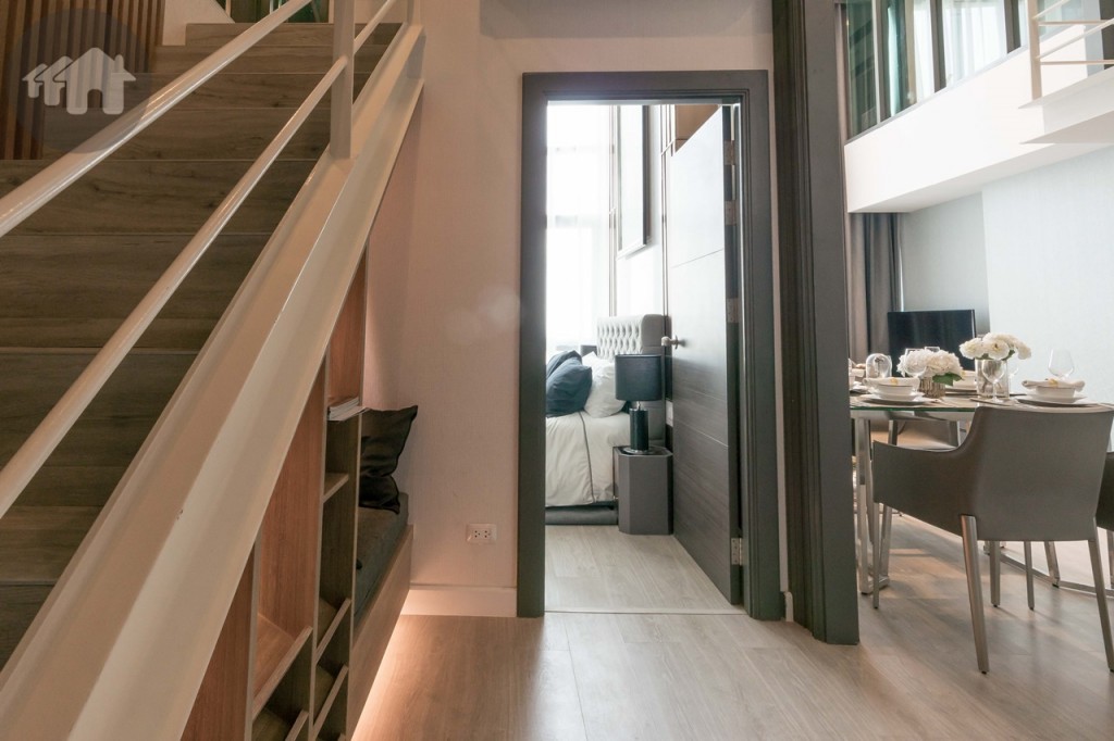 เข้ามาภายในห้อง เป็นพื้นที่ทางเดินเข้าห้อง กว้างประมาณ 1.35 เมตร ด้านซ้ายเป็นบันไดขึ้นไปบริเวณชั้นลอย โปร่ง โล่ง ด้วยเพดานสูง 4.50 เมตร พื้นปูลามิเนต หนา 8 มิลลิเมตร เก็บเสียง เดินนุ่มสบายเท้า