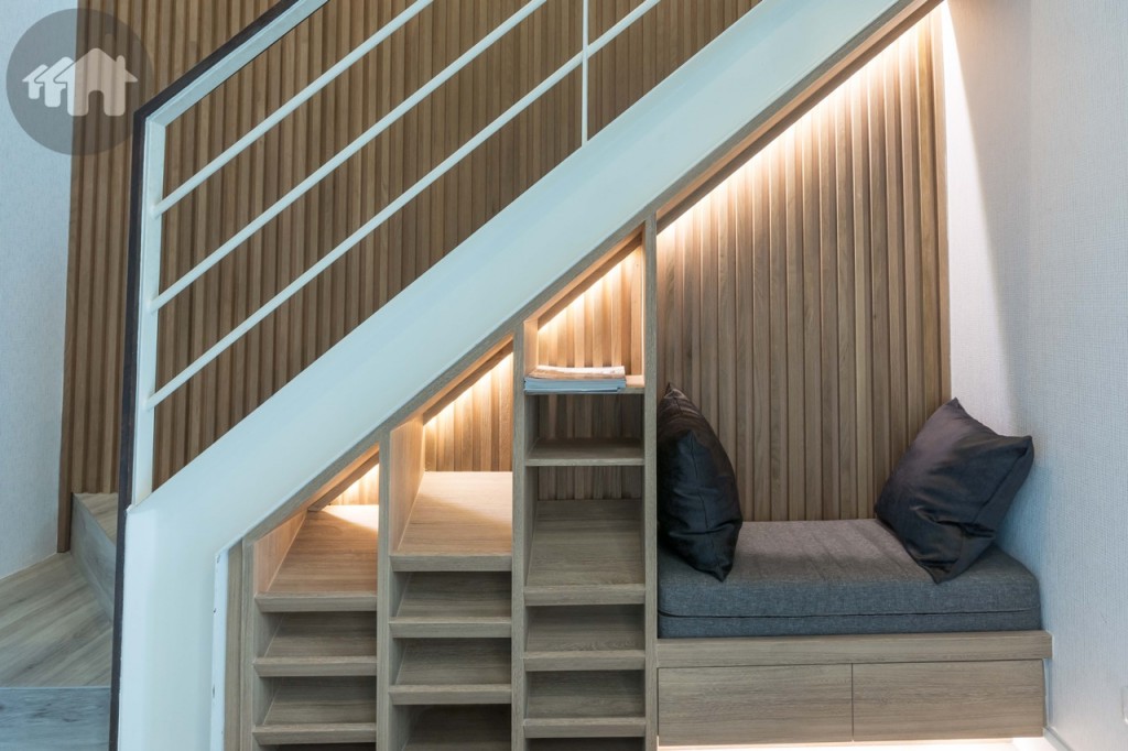 ใต้บันไดตกแต่งเป็นชั้นวางรองเท้า และที่นั่งเล่น สูงประมาณ 2 เมตร