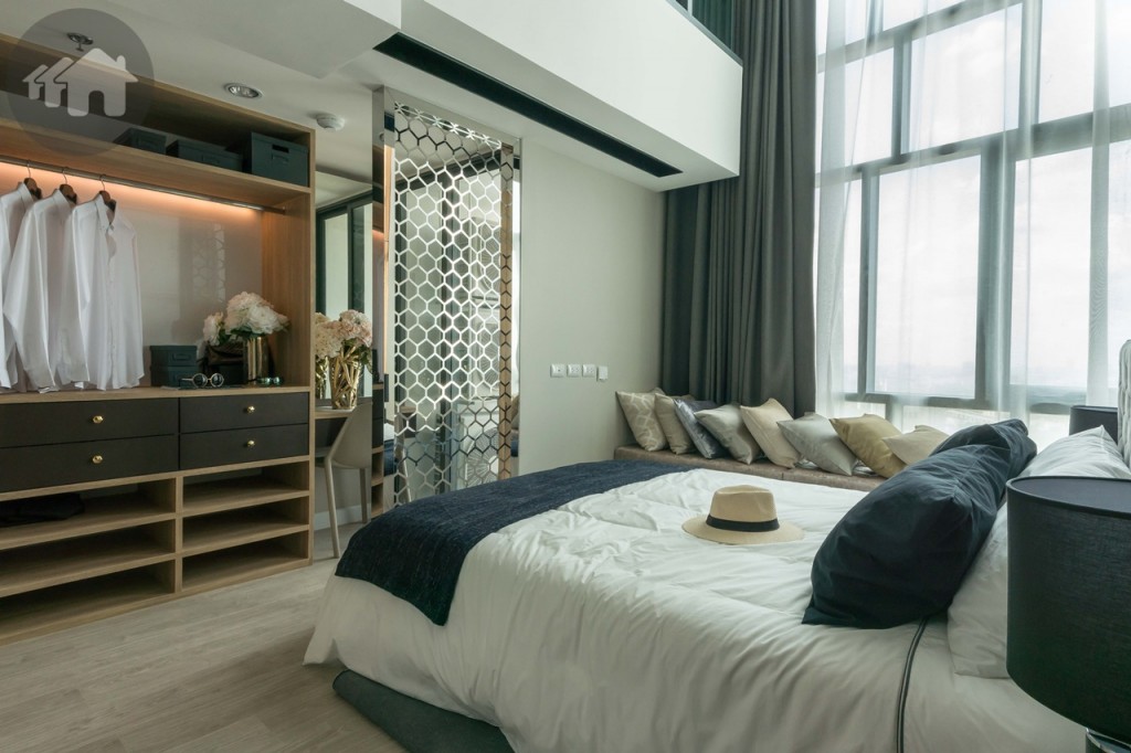 ห้องนอนใหญ่ด้านล่าง วางเตียงขนาด 5 ฟุตได้สบายๆ