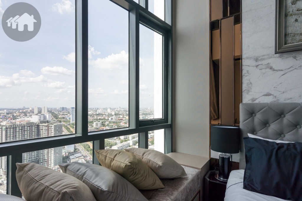 ด้านข้างเตียงตกแต่งเป็นพื้นที่นั่งเล่นชมวิวเมืองแบบสุดสายตา พื้นที่ข้างเตียงหากไม่มีที่นั่งเล่นกว้างประมาณ 1 เมตร หน้าต่างกระจกบานกระทุ้ง และบานฟิกส์