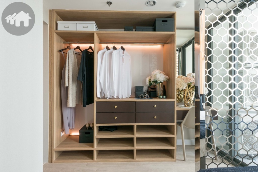 ปลายเตียงตกแต่งเป็นตู้เสื้อผ้า และโต๊ะเครื่องแป้ง ห่างจากปลายเตียงประมาณ 1 เมตร