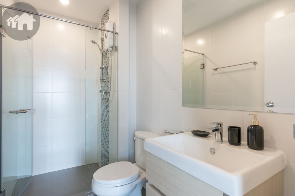 อีกด้านเป็นห้องน้ำ ดร็อปพื้นต่ำจากห้องแต่งตัวประมาณ 2 เซนติเมตร อุปกรณ์ครบครัน สุขภัณฑ์ทั้งหมดเป็นของ Cotto พื้นที่อาบน้ำขอบประตูยกสูงประมาณ 5 เซนติเมตร