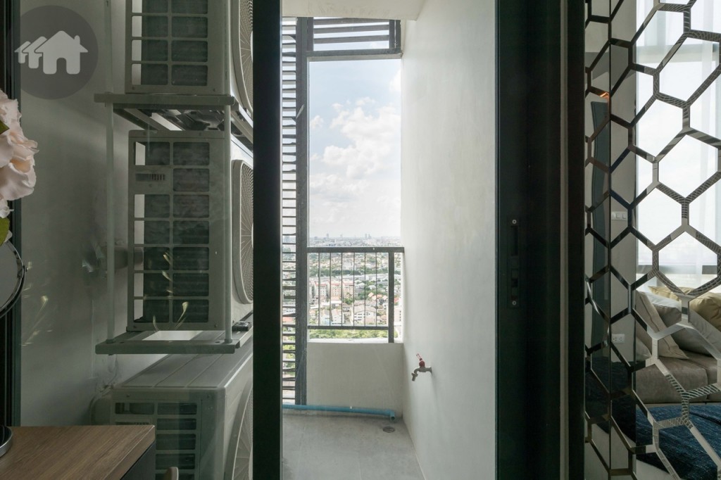 เชื่อมต่อกับระเบียงด้วยประตูกระจกบานเลื่อนแบบสลับ ขอบประตูยกพื้นสูงประมาณ 6 เซนติเมตร ระเบียงกว้างประมาณ 1.20 เมตร ยาวประมาณ 1.60 เมตร รั้วสูงประมาณ 1 เมตร ติดตั้งก๊อกน้ำและท่อระบายน้ำให้เรียบร้อย ด้านข้างเป็นที่วางคอมเพรสเซอร์เครื่องปรับอากาศ พร้อมระแนงกั้นเพื่อความสวยงาม