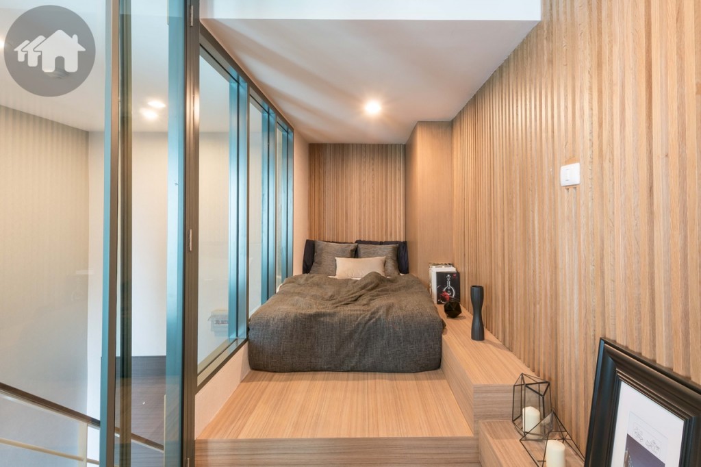 อีกด้านตกแต่งเป็นห้องนอนเล็ก วางเตียงขนาด 3 ฟุต ได้สบายๆ เพดานดร็อปฝ้าลงมาประมาณ 15 เซนติเมตร พื้นยกสูงขึ้นมาประมาณ 20 เซนติเมตร