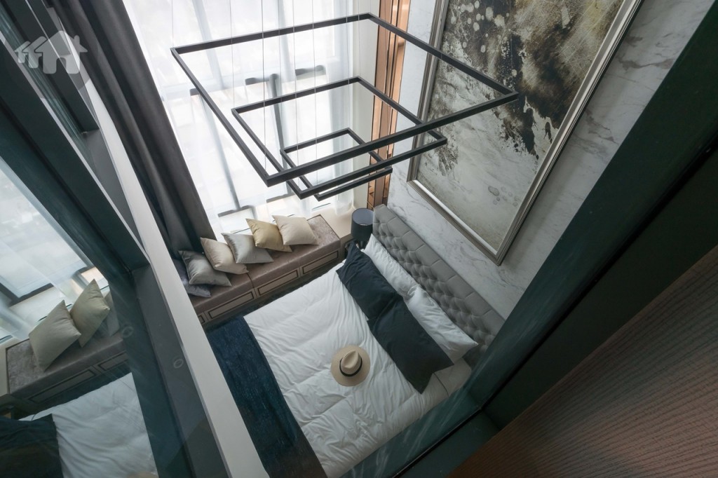 ผนังเป็นกระจกเข้ามุม เปิดมุมมองให้โปร่งโล่ง สามารถมองลงไปชั้นล่างได้