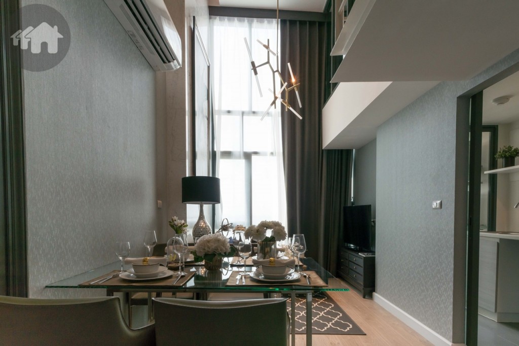ตกแต่งเป็นห้องรับประทานอาหารและห้องนั่งเล่น ติดหน้าต่างกระจกบานสูงเช่นเดียวกับห้องนอนใหญ่