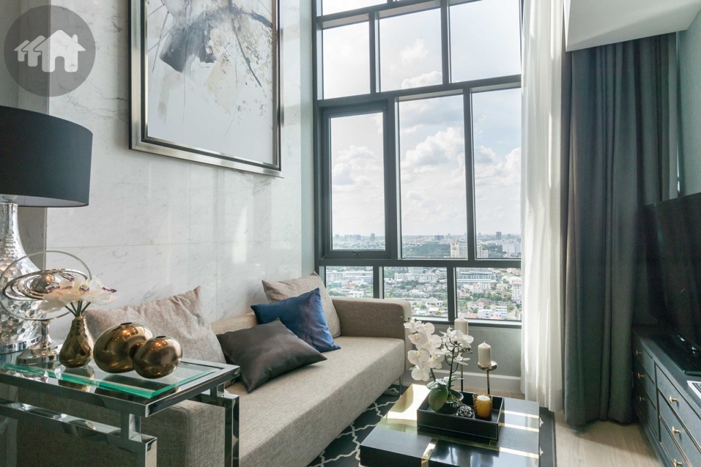 พื้นที่ห้องนั่งเล่น โซฟาห่างจากชั้นวางโทรทัศน์ประมาณ 1.40 เมตร รับวิวเมืองแบบสุดสายตา