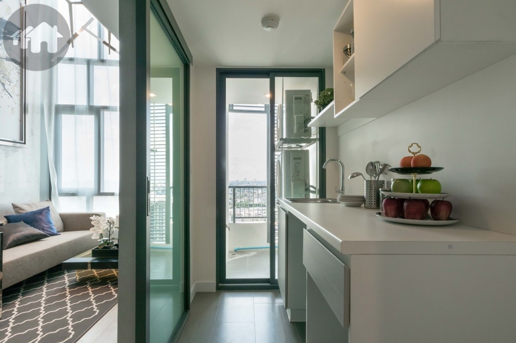 ช่องทางเดินกว้างประมาณ 80 เซนติเมตร