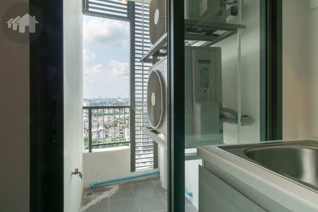 เชื่อมต่อกับระเบียงด้วยประตูกระจกบานเลื่อนแบบสลับ ขอบประตูยกพื้นสูงประมาณ 6 เซนติเมตร ติดตั้งก๊อกน้ำและท่อระบายน้ำให้เรียบร้อย ขนาดเท่ากับระเบียงอีกด้าน โดยด้านข้างวางคอมเพรสเซอร์เครื่องปรับอากาศ พร้อมระแนงกั้นเพื่อความสวยงาม