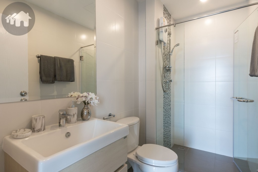 ห้องน้ำบริเวณชั้นล่าง อุปกรณ์ครบครัน ของ Cotto ทั้งหมด ขนาดเท่ากับห้องอีกด้าน