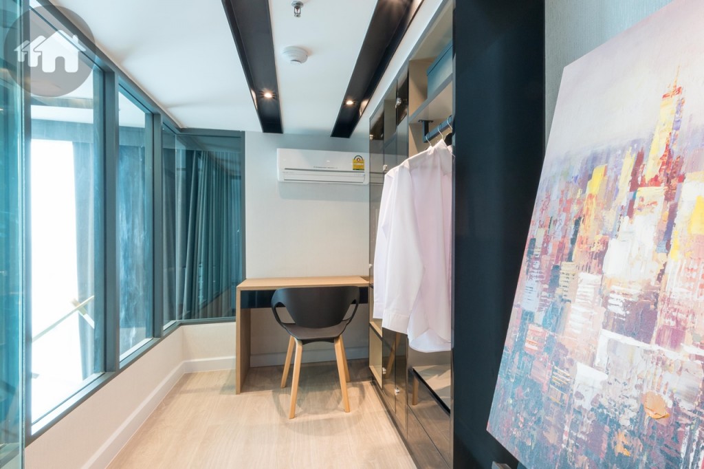 บนชั้นลอยตกแต่งเป็นโต๊ะทำงาน และตู้เสื้อผ้า กว้างประมาณ 1.80 เมตร