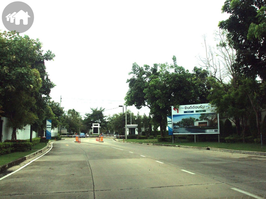 บรรยากาศก่อนถึงโครงการ จะต้องขับรถผ่านโครงการเพอร์เฟคมาสเตอร์พีช , เพอร์เพลสเฟส 1,2 และ Master Club ไปก่อน