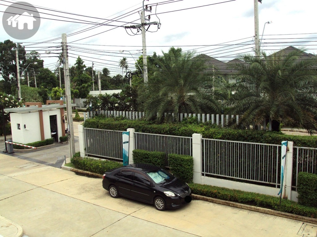 บรรยากาศด้านหน้าโครงการ มีรั้วโครงการกั้นสูง 3 เมตร ซึ่งฝั่งตรงข้ามเป็นโครงการเพอร์เฟค เพลส 3 