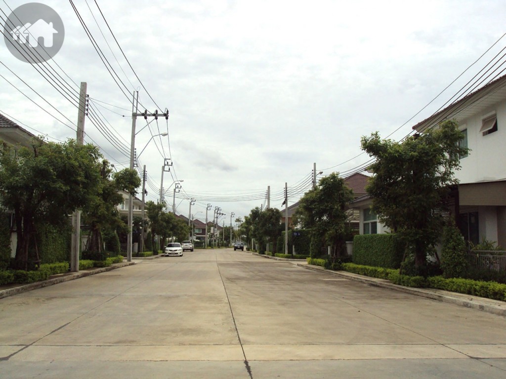 บรรยากาศภายในโครงการ แบ่งบ้านออกเป็นซอยๆ ซอยละประมาณ 8 -12 ยูนิต 