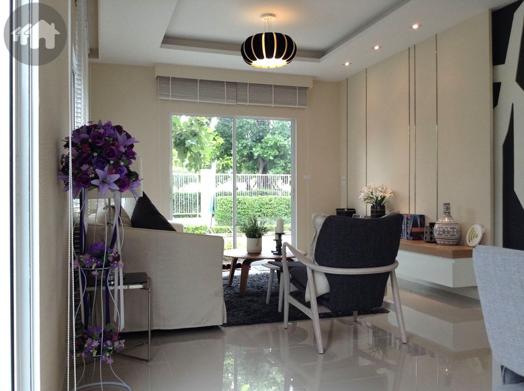 พื้นที่รับแขกมองจากด้านในไปยังประตูทางเข้าบ้าน ดรอปฝ้ากลางห้องและเพิ่มลูกเล่นด้วยการติดดวงไฟดาวน์ไลท์และติดโคมไฟเพื่อความทันสมัย สวยงาม 