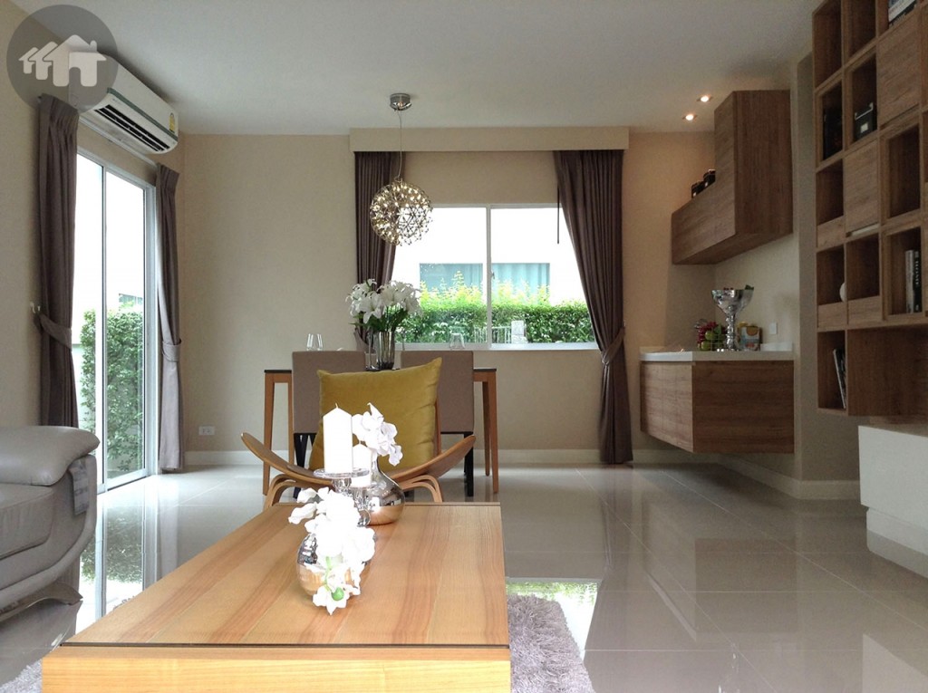 ภายในบ้านมาตรฐานเป็นพื้นที่ว่างเปล่าเช่นกัน ทั้งนี้ออกแบบให้เป็นห้องรับแขกที่เชื่อมต่อกับโต๊ะรับประทานอาหารเช่นเดียวกันกับแบบแรก