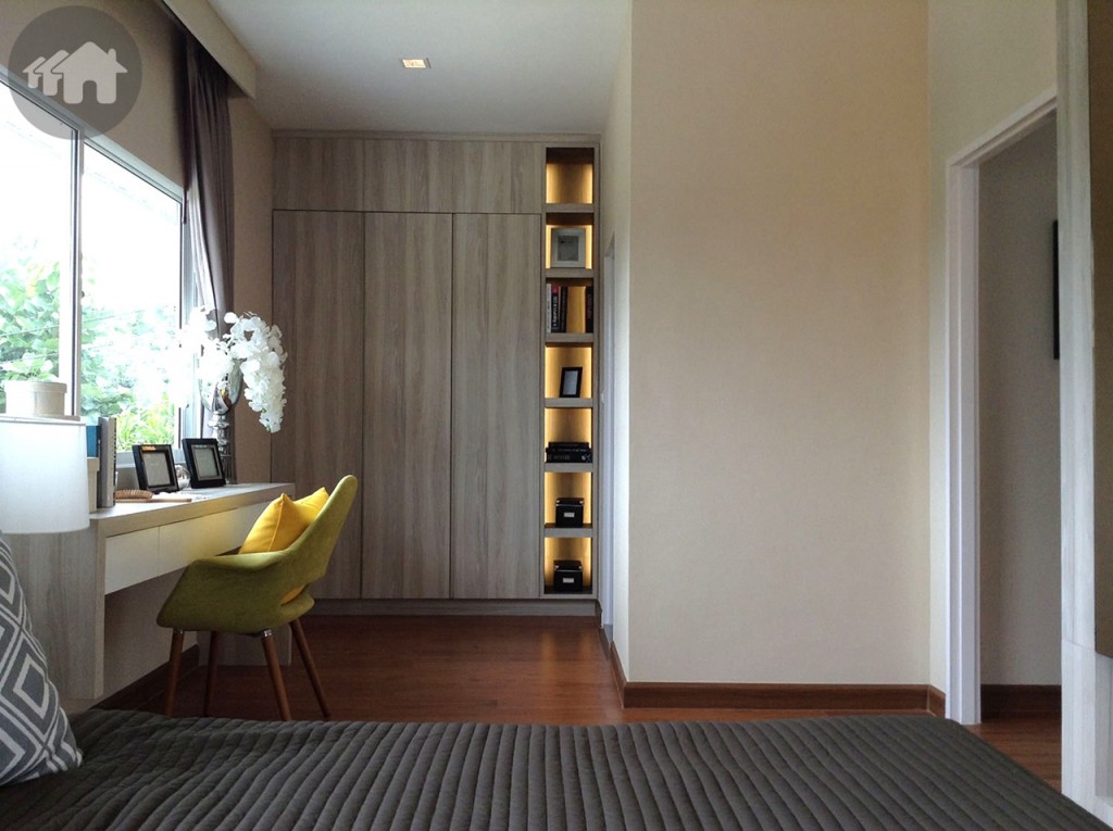 อีกมุมหนึ่งของห้องนอนใหญ่ สามารถบิลท์อินเป็นโต๊ะทำงาน และ walk in Closet ขนาดใหญ่ได้สบาย  