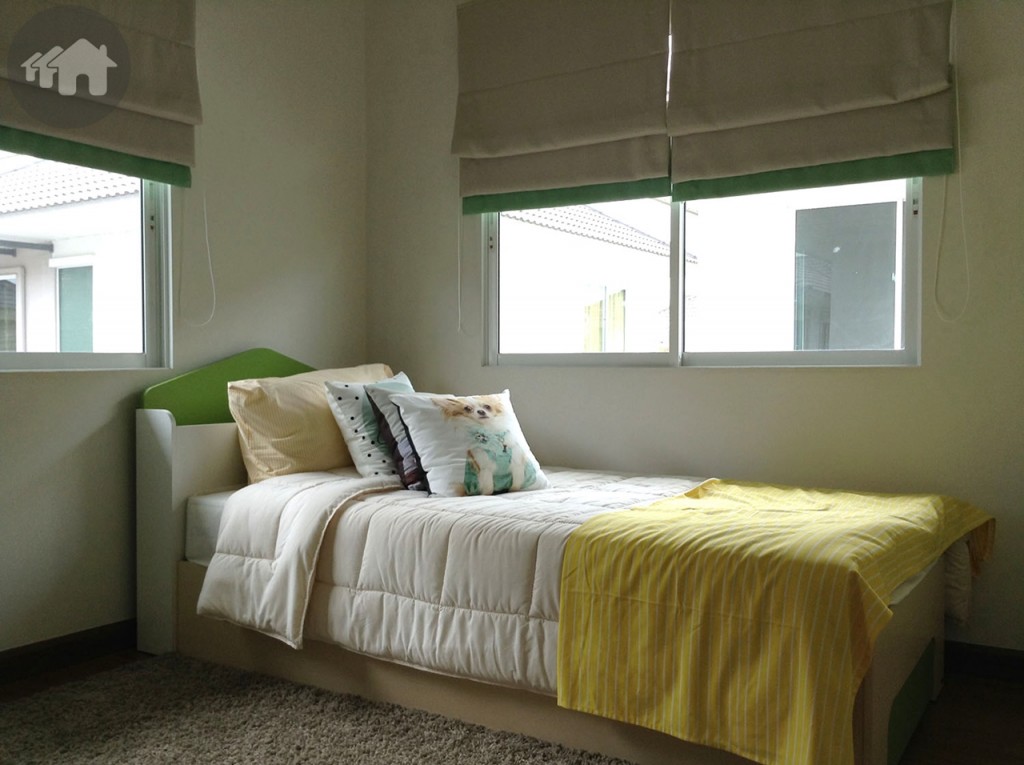 ตกแต่งห้องนอนเล็กโดยใช้เตียง 3 ฟุต แต่ด้วยขนาดของห้องที่กว้างพอสมควรสามารถวางเตียง 5 ฟุตได้สบาย และดูไม่อึดอัดเพราะมีหน้าต่างให้ถึง 2 จุด